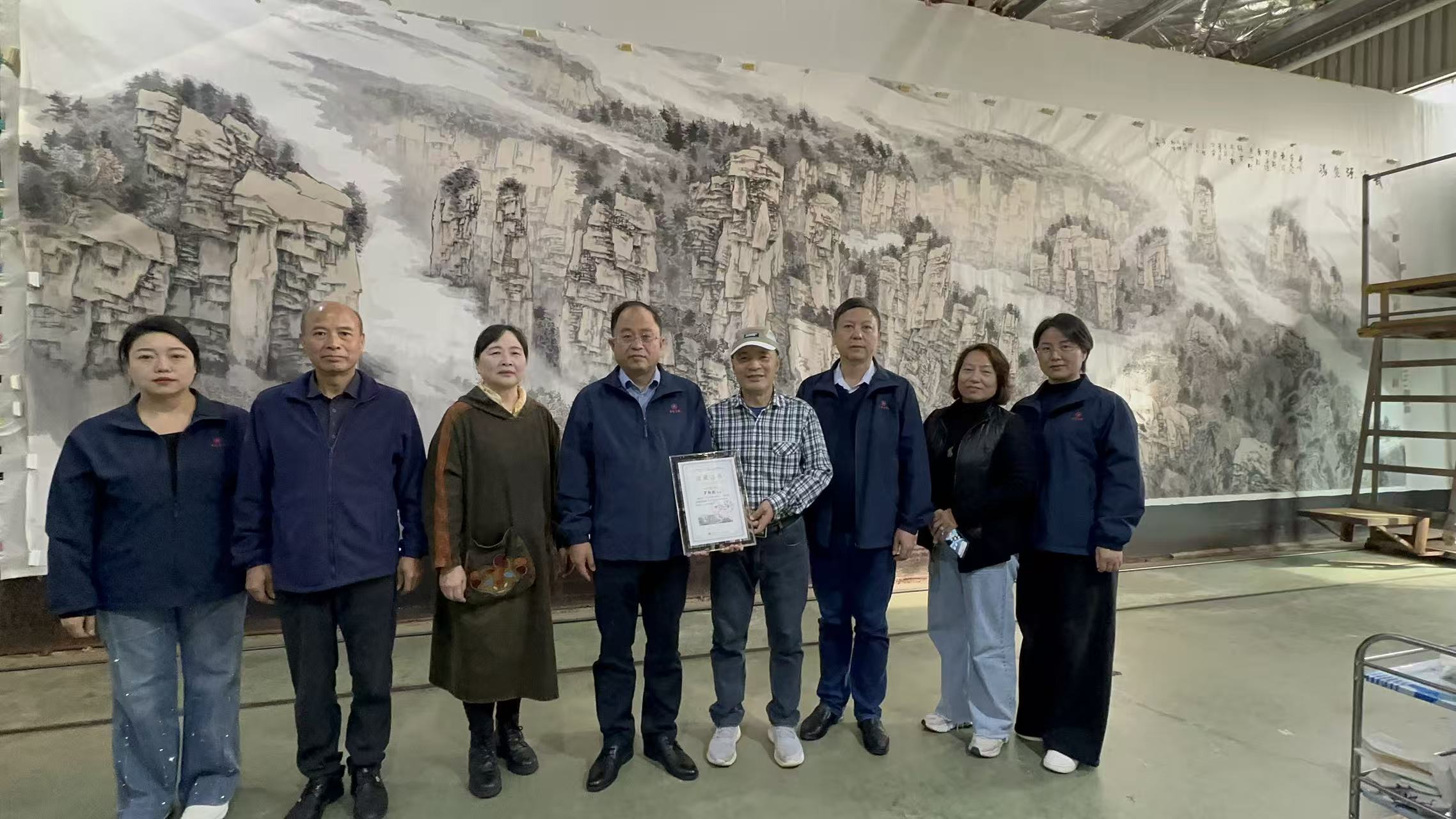 以紙為媒傳鄉韻&mdash;&mdash;湘籍畫家慨捐巨作